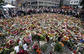 Pětadvacátého července vytvořili lidé v centru Osla u kostela Domkirken památník ze stovek svíček a květin. Celá země byla Breivikovými činy hluboce otřesena. (Foto: profimedia.cz)