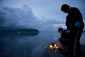 Den po masakru, 23. července 2011, lidé zapalovali na pevnině naproti osudnému ostrovu Utøya svíčky, aby si připomněli oběti Breivikova masakru. (Foto: profimedia.cz)