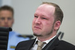 Anders Breivik se u soudu 16. dubna 2012 rozbrečel, když zhlédl protimuslimsky zaměřené video, které natočil a umístil na internet předtím, než šel vraždit. (Foto: ČTK/AP)