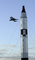Raketoplán Discovery nad Kennedyho vesmírným centrem na mysu Canaveral na Floridě. (Foto: ČTK/AP)