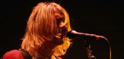 Zpěvák a kytarista Kurt Cobain.
