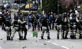 Policie zastavila makedonské demonstranty mířící do albánské části města a ti začali házet kameny.