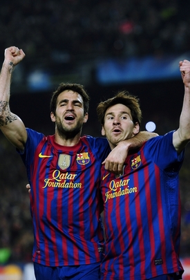 Barcelonští Lionel Messi (vpravo) a Cesc Fábregas.