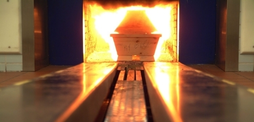 Při spalování nebožtíka vážícího 200 kilogramů šlehaly plameny z desetimetrového komína (ilustrační foto). 