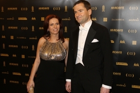 Robert Záruba s těhotnou Norou Fridrichovou v únoru na Plese v Opeře 2012.