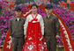 Lidé v Pchjongjangu se fotografují před květinami kimilsungia, pojmenovanými podle Kim Ir-sena u příležitosti stého výročí narození korejského vůdce. (Foto: ČTK/AP)