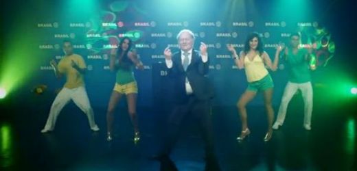 Sepp Blatter tančí.