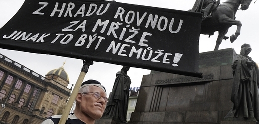 Demonstrace na Václavském náměstí z 15. dubna. Na snímku je příznivec tzv. Holešovské výzvy, která mj. požaduje i demisi prezidenta.