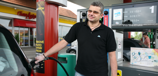 Vysoké ceny benzinu prý omezily jeho spotřebu.