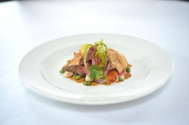 Jarní zeleninový salát s kachním filetem a syrovými kachními foie gras.