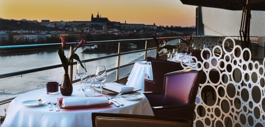 Restaurace Célesté s výhledem na Pražský Hrad. 