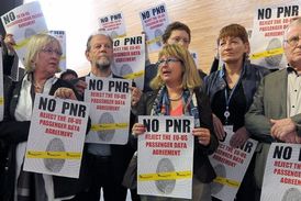 Proti dohodě protestovali poslanci frakce Evropská sjednocená levice - Severská zelená levice (GUE/NGL).