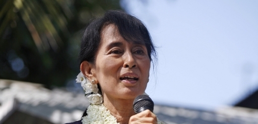 Do Aun Schan Su Ťij se dostala do parlamentu, nelíbí se jí ale ústava.