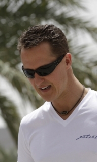 Michael Schumacher přicházi na okruch Šakir v Bahrajnu.