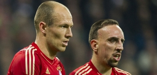 Arjena Robbena (vlevo) napad o přestávce zápasu Ligy mistrů s Realem Madrid jeho spoluhráč Franck Ribéry (vpravo).
