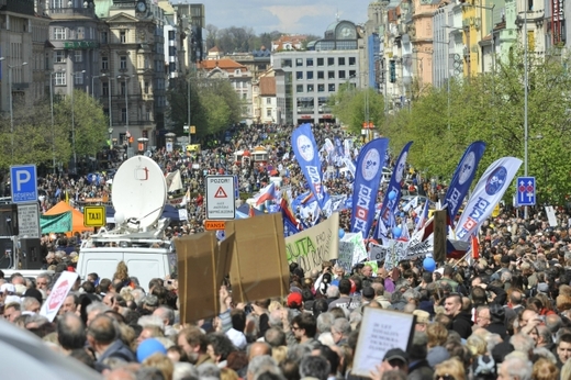 Václavské náměstí se stalo místem celonárodní demonstrace za odstoupení vlády.