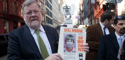 Na snímku v novinách je pohřešovaný Etan.