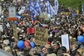 Václavské náměstí zaplnily 21. dubna po poledni desítky tisíc účastníků protivládní demonstrace, kterou svolaly odbory a další organizace. (Foto: ČTK/Roman Vondrouš)