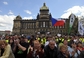 Václavské náměstí v Praze zaplnily 21. dubna po poledni desítky tisíc účastníků protivládní demonstrace. (Foto: ČTK/Roman Vondrouš)