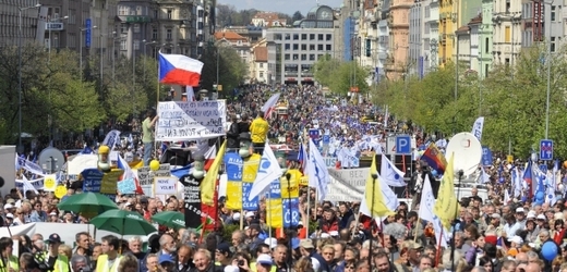 Demonstranti na zaplněném Václavském náměstí.