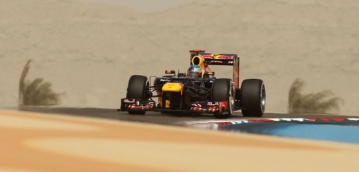 Formule 1 uprostřed pouště. To je Grand Prix Bahrajnu.