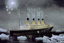 Titanic uvězněný v ledu na dobové pohlednici.