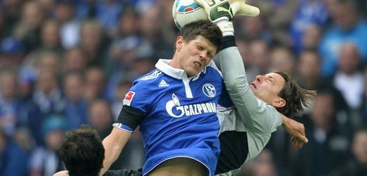 Fotbalista Schalke Klaas-Jan Huntelaar (hlavičkující).