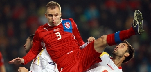 Fotbalového reprezentanta Michala Kadlec napadli v Německu fanoušci a zlomili mu nos.