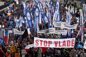 Velká protivládní demonstrace se konala 21. dubna v Praze.