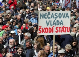 Lidé protestovali proti vládě premiéra Nečase. 