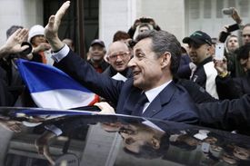 Sarkozy ve snaze přitáhnout voliče ostatních stran také oznámil, že 1. května uspořádá velké shromáždění u příležitosti Svátku práce.