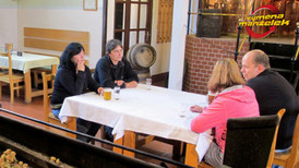 Rodiny, které si prohazují ženy, se pak setkávají u stolu.