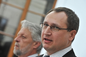 Předseda sněmovní komise pro kontrolu činnosti BIS a poslanec ČSSD Richard Dolejš (vpravo) a člen komise a poslanec (ČSSD) František Bublan na tiskové konferenci po jednání komise.