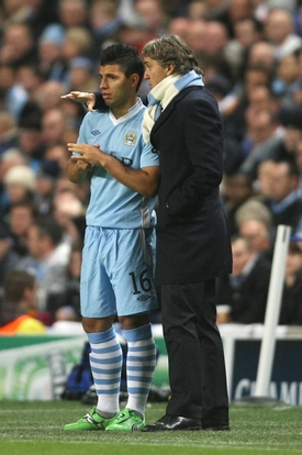 Trenér Manchesteru City Roberto Mancini (vpravo) se Sergierm Aguerem.