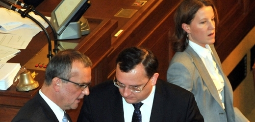 Premiér Petr Nečas s ministrem financí Miroslavem Kalouskem a vicepremiérkou Karolínou Peake.