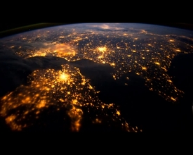 Noční západní Evropa. Dvě největší světelné skvrny jsou Londýn (vlevo) a Paříž.