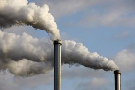 Evropská unie chce zvýšit cenu emisních povolenek.
