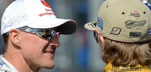 Michael Schumacher (vlevo) rozmlouvá s Kimi Räikkönenem před letošním prvním závodem v Austrálii.