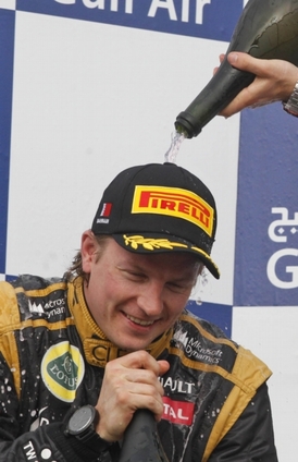 Kimi Räikkönen na stupních vítězů v Bahrajnu.