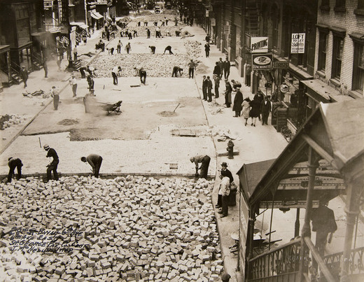 Dělníci pracují na stavbě newyorské 28. ulice (2. října 1930).