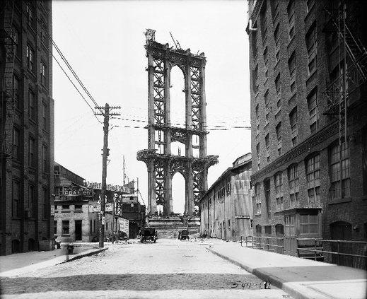 Rozestavěný pilíř newyorského mostu Manhattan Bridge (5. června 1908).