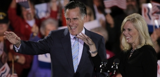 Mitt Romney se svou manželkou po projevu.