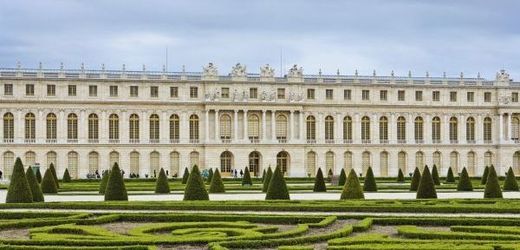 Bohaté předměstí Washingtonu rozděluje stavba sídla, které je kopií paláce ve Versailles.