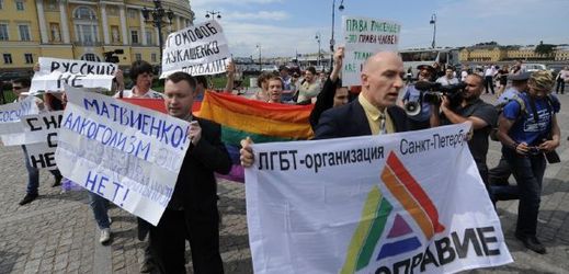 Proti nedobrovolné hospitalizaci protestovali ochránci práv homosexuálů (ilustarční foto).
