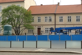Letos na jaře se pod okny Nadace VIA (dům uprostřed) v Jelení ulici objevil hluboký výkop. Oficiálně se zde opravuje kanalizace, ale stavbu provádí firma VIS, která se specializuje na velké pražské tunely.