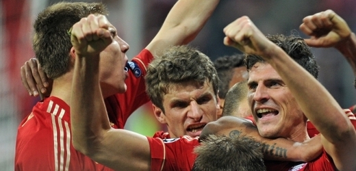 Fotbalisté Bayernu Mnichov slaví postup do finále Ligy mistrů.