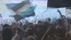 V dokumentu se diváci podívají na mnoho stadionů po celém světě.