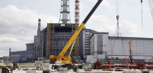 Starý dosloužil. V Černobylu se staví nový kryt pro reaktor.