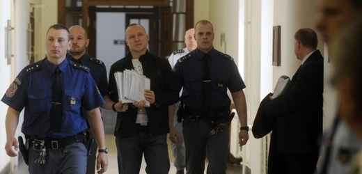 Milan Čermák (uprostřed) přichází k soudu. Za krádež půl miliardy korun dostal trest devíti let odnětí svobody.
