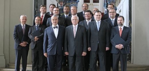Vláda Petra Nečase v původním složení po svém jmenování v půlce roku 2010.